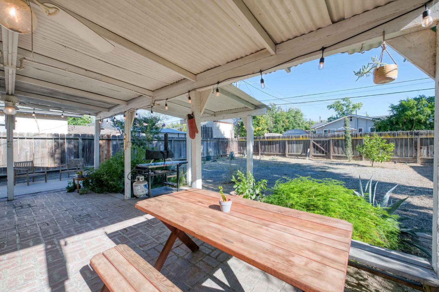 526 E Simpson Ave, Fresno, CA 93704