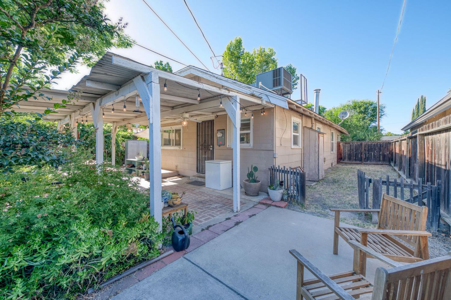 526 E Simpson Ave, Fresno, CA 93704
