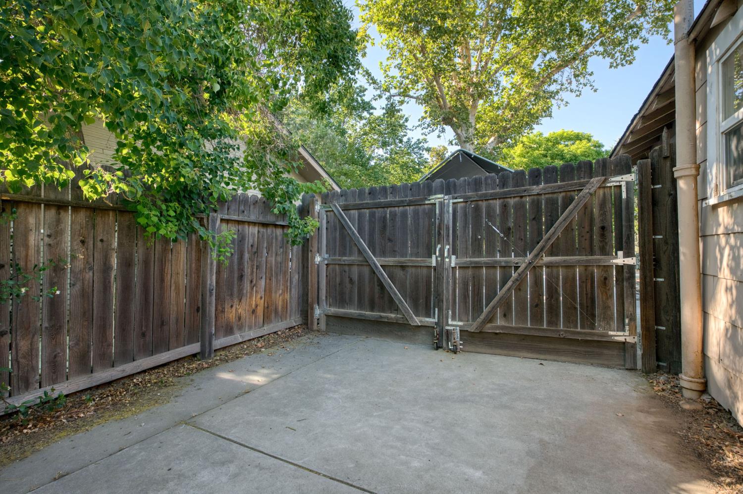 526 E Simpson Ave, Fresno, CA 93704