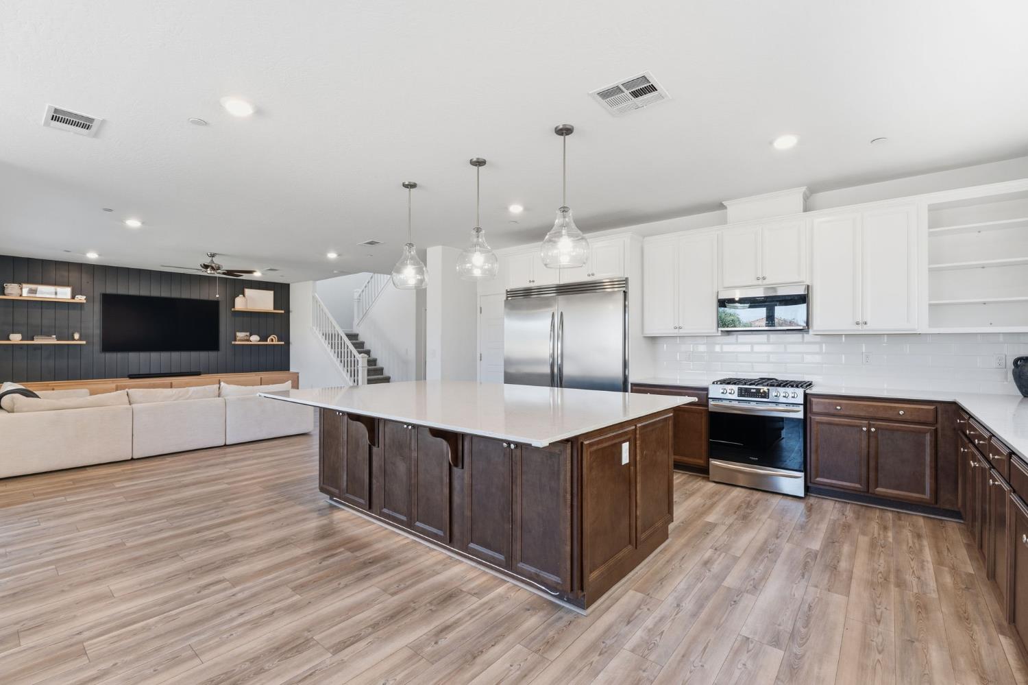186 Sentinel Dr S, Madera, CA 93636