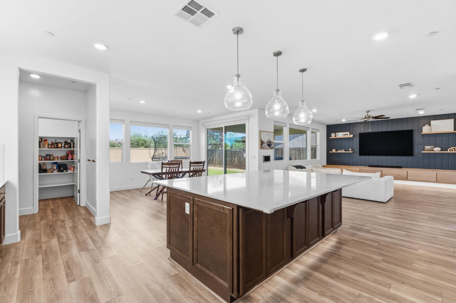 186 Sentinel Dr S, Madera, CA 93636
