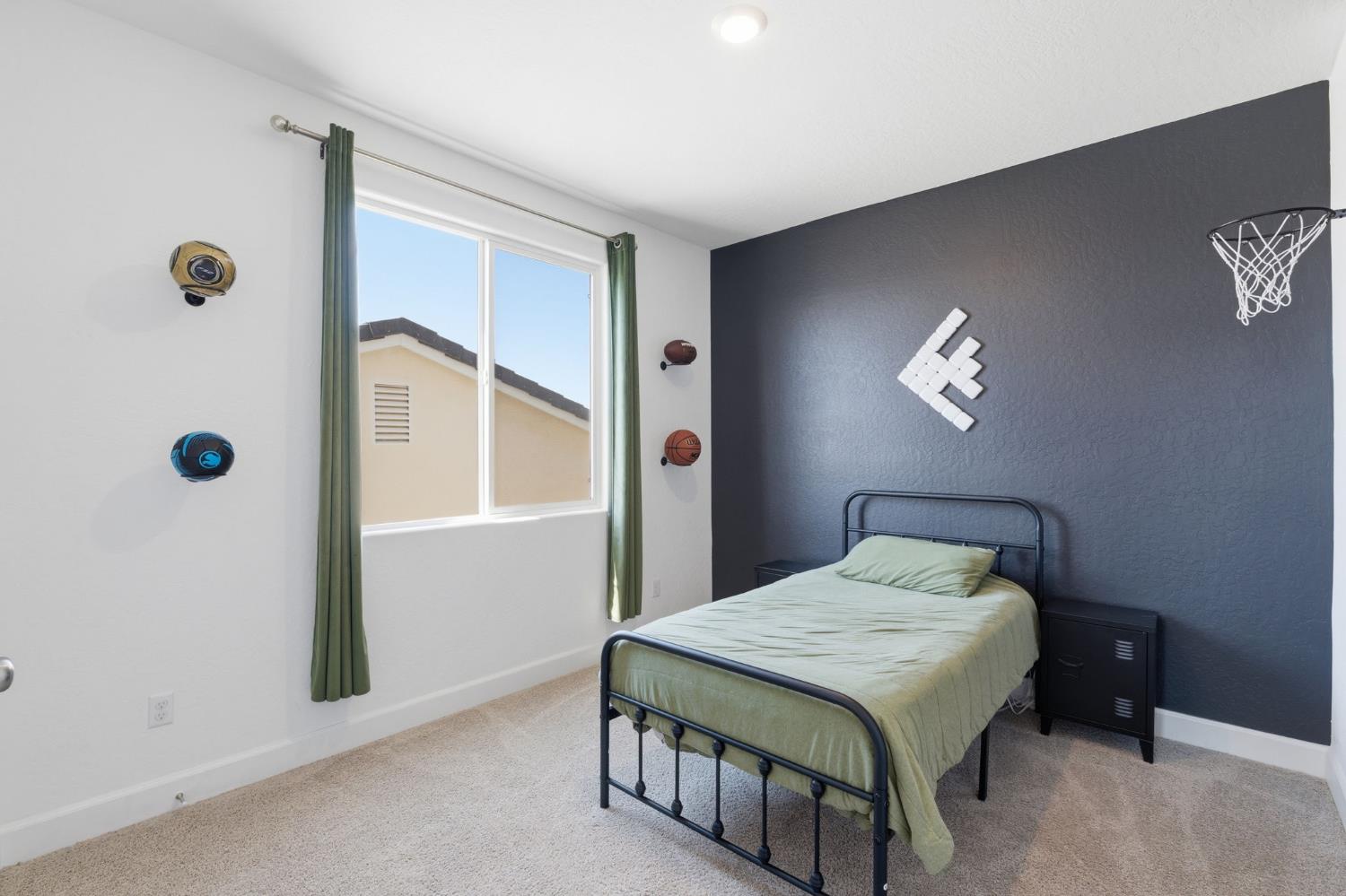 186 Sentinel Dr S, Madera, CA 93636