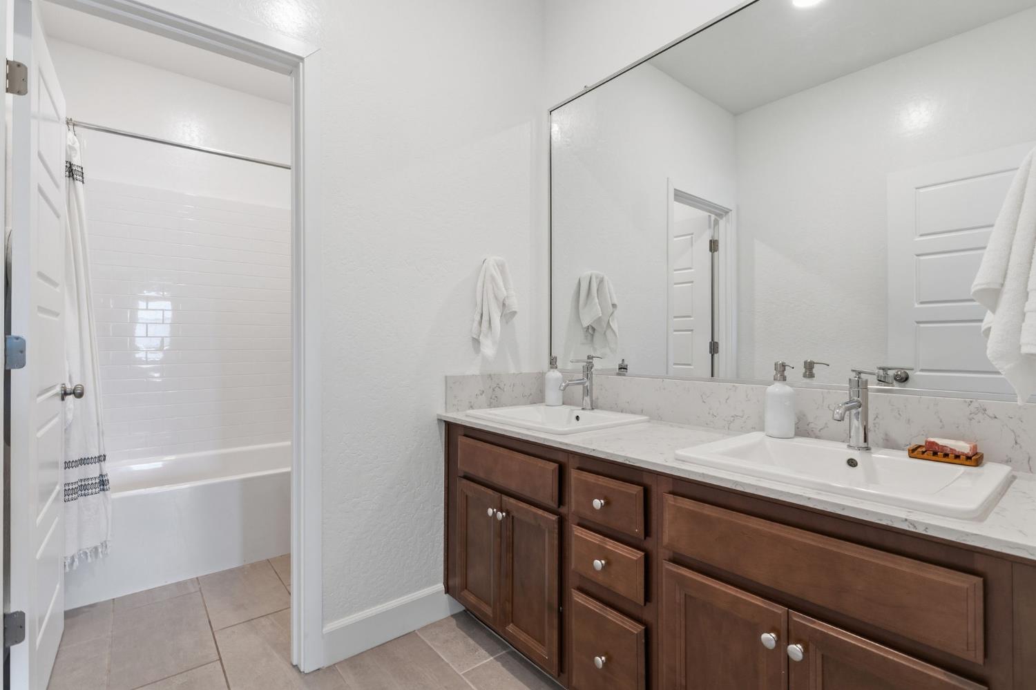 186 Sentinel Dr S, Madera, CA 93636