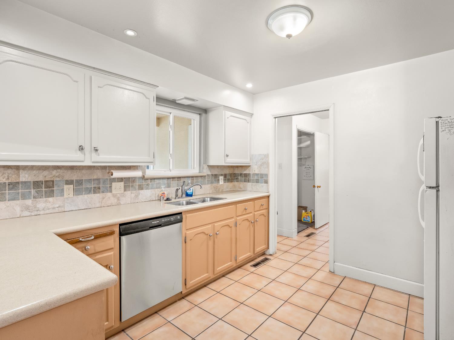 525 E Vartikian Ave, Fresno, CA 93710