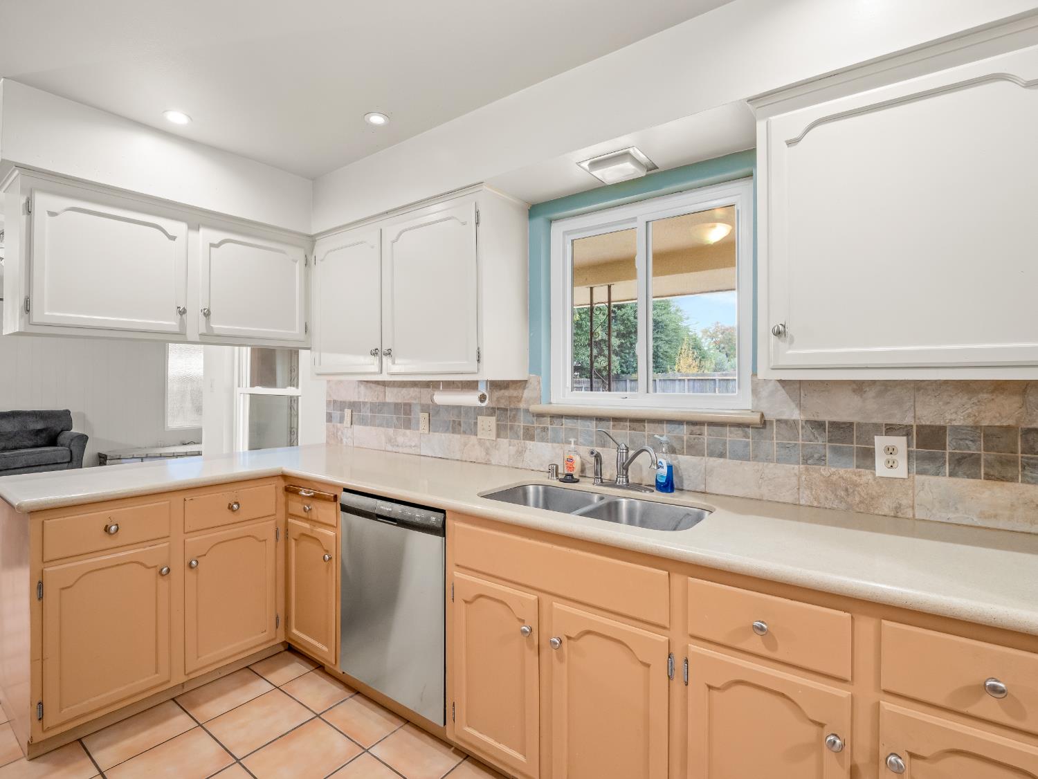 525 E Vartikian Ave, Fresno, CA 93710