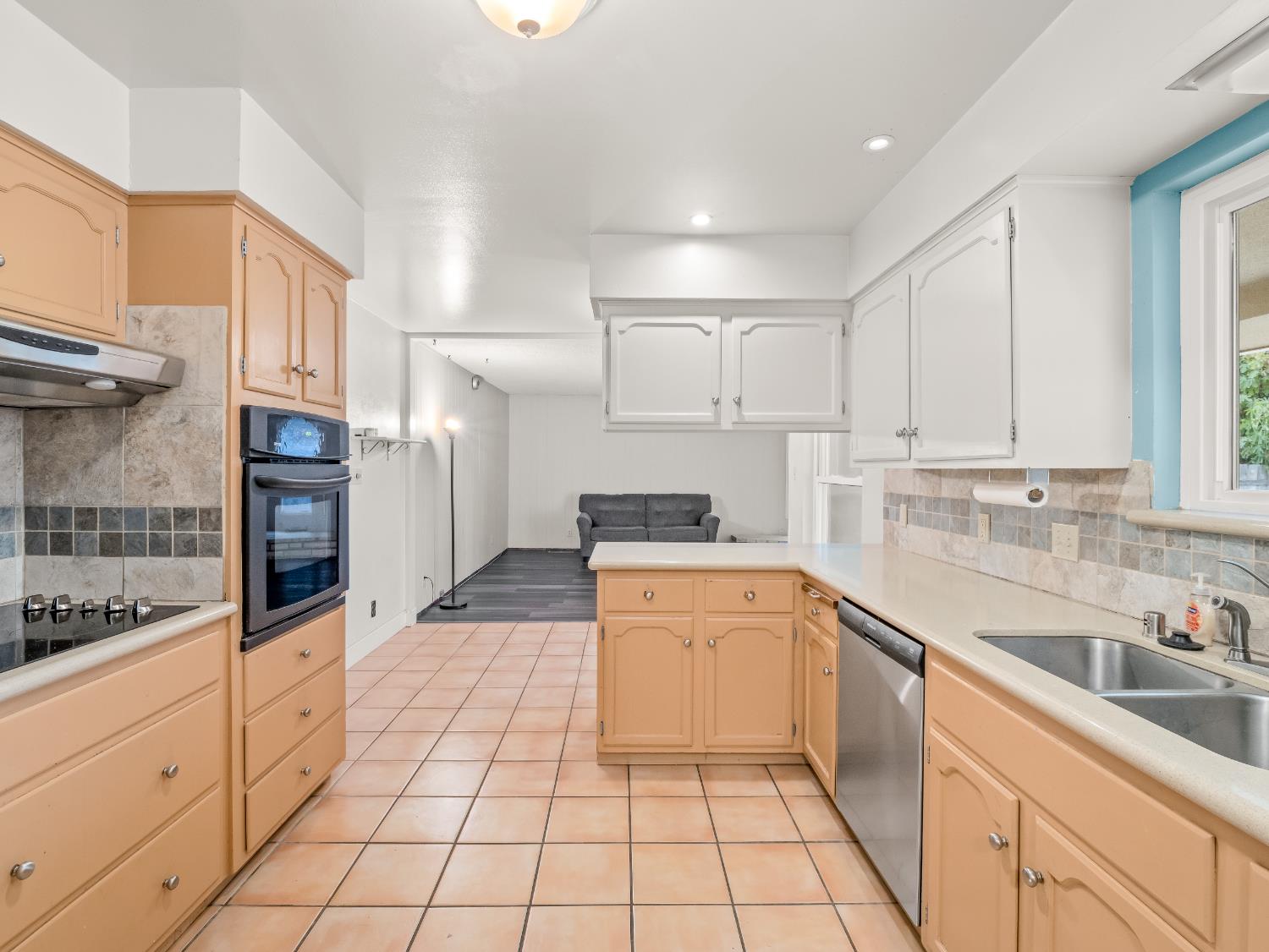 525 E Vartikian Ave, Fresno, CA 93710