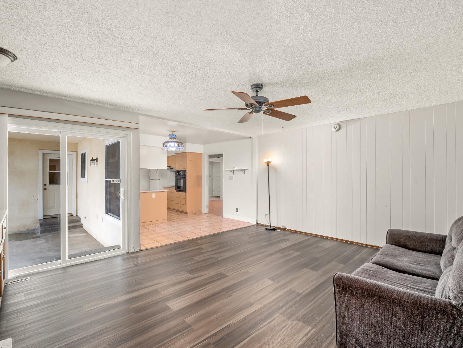 525 E Vartikian Ave, Fresno, CA 93710