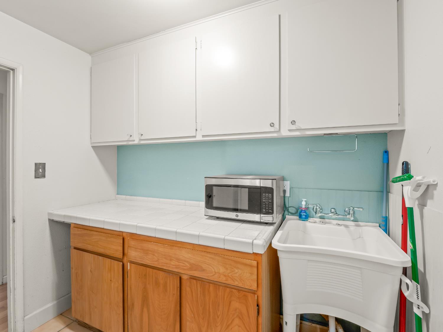 525 E Vartikian Ave, Fresno, CA 93710
