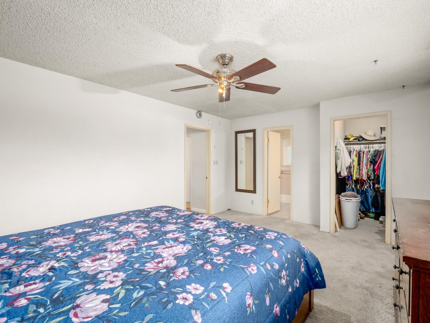 525 E Vartikian Ave, Fresno, CA 93710