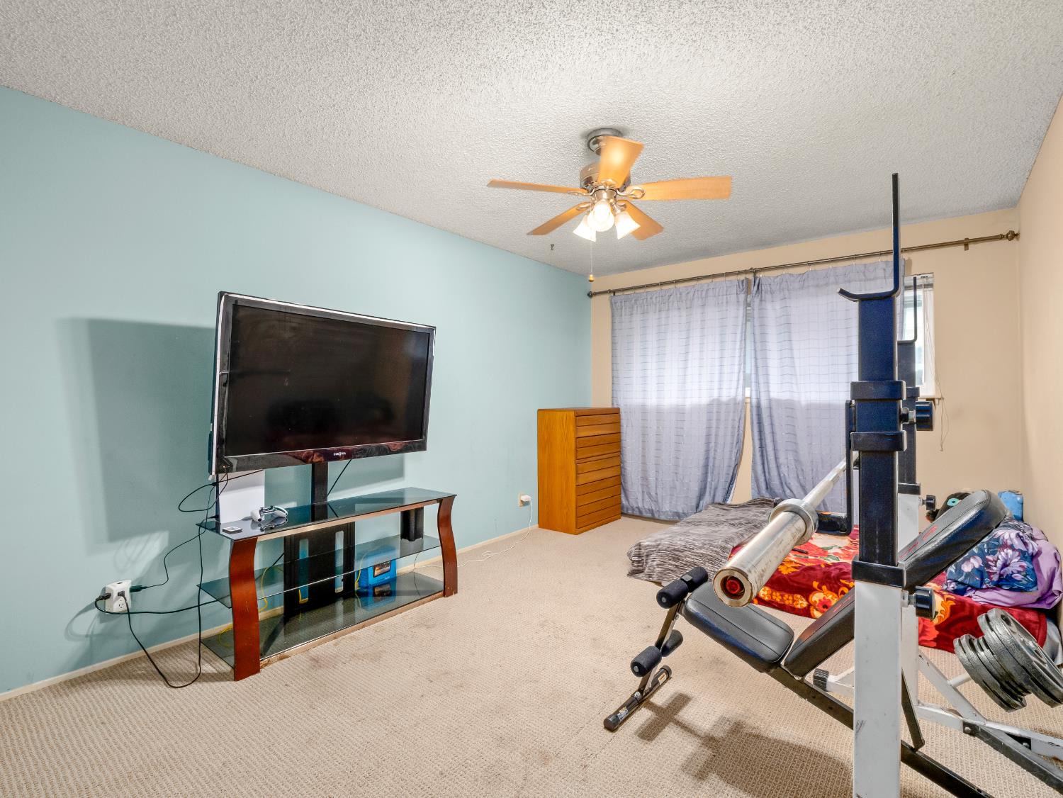 525 E Vartikian Ave, Fresno, CA 93710