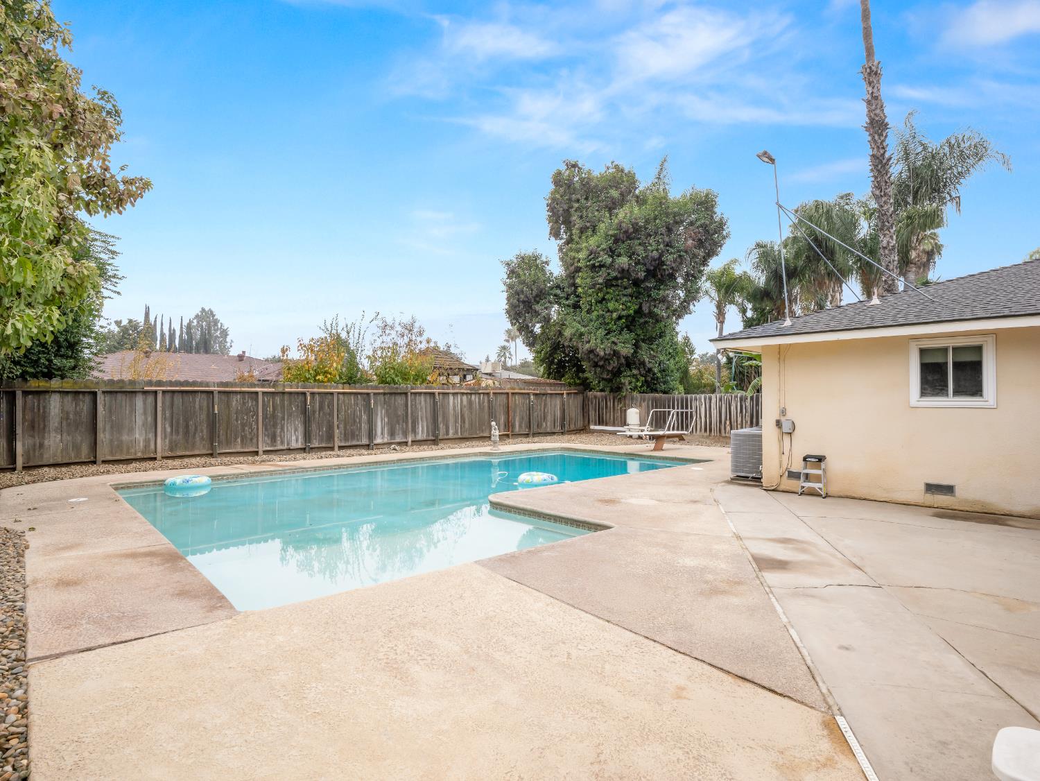 525 E Vartikian Ave, Fresno, CA 93710