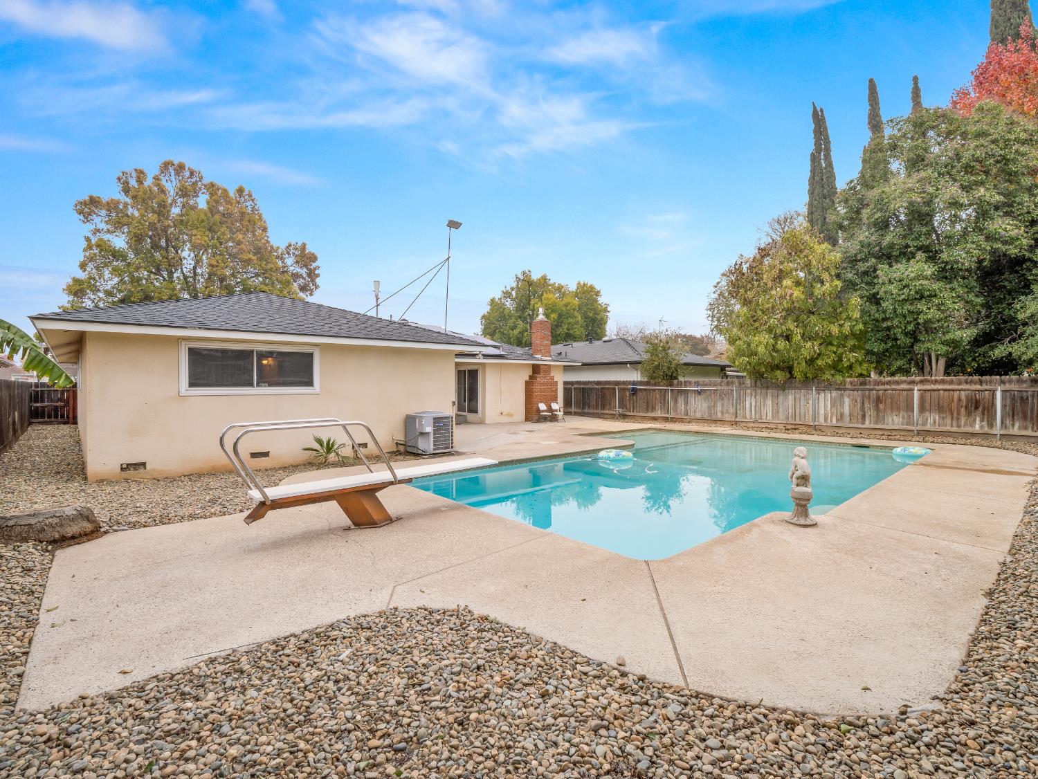 525 E Vartikian Ave, Fresno, CA 93710