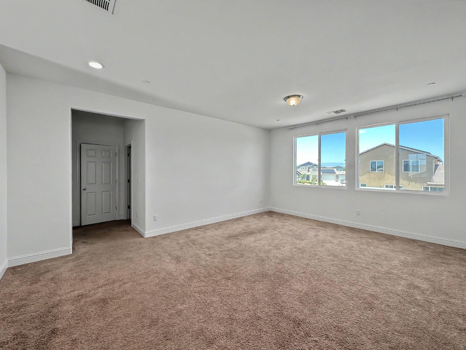 2698 N Arroyo Ave, Fresno, CA 93727