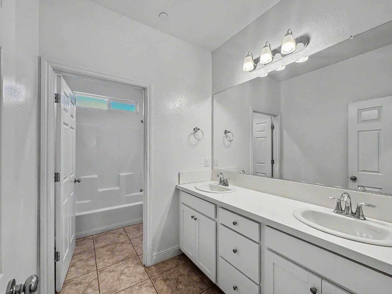 2698 N Arroyo Ave, Fresno, CA 93727