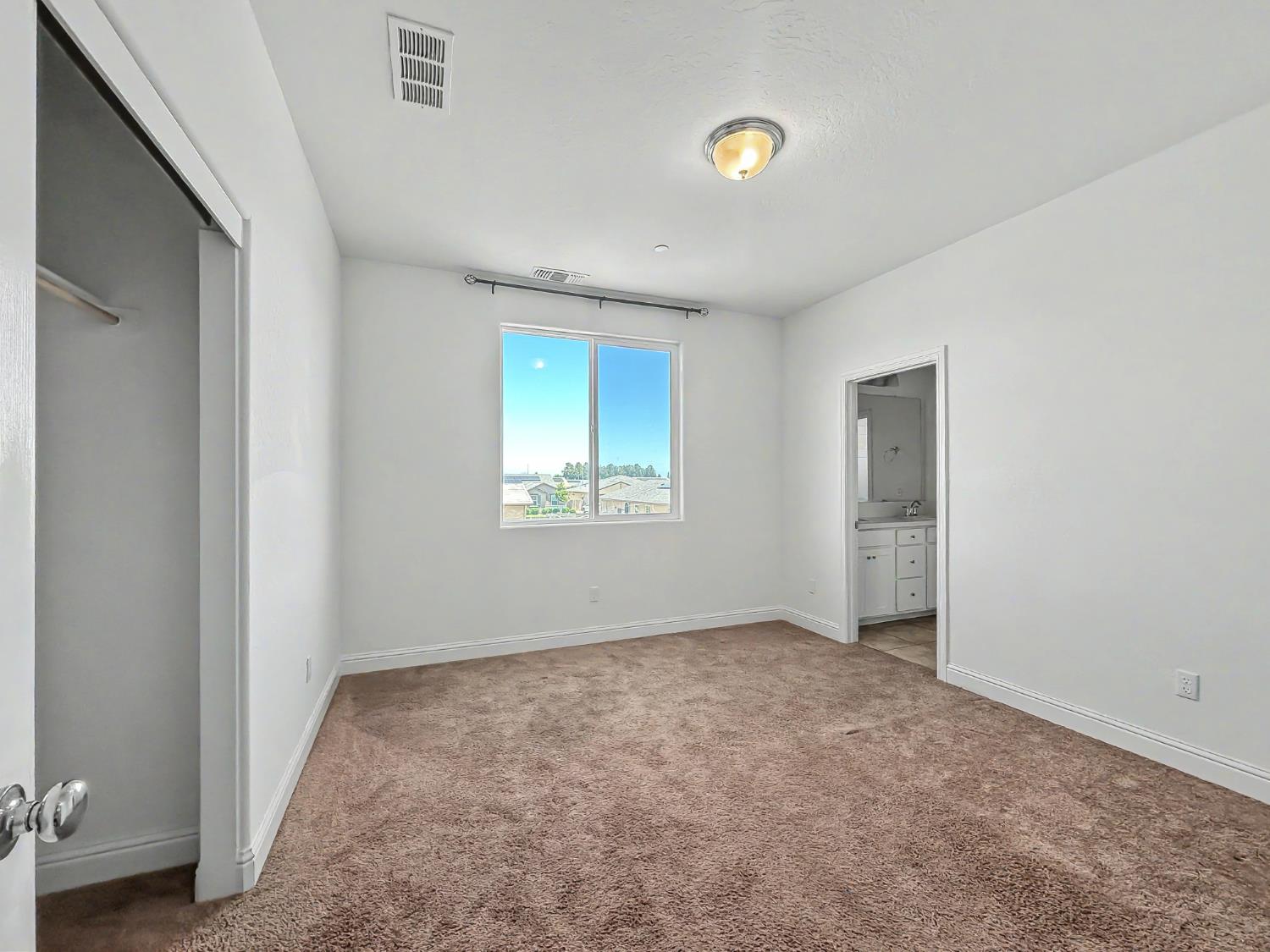 2698 N Arroyo Ave, Fresno, CA 93727