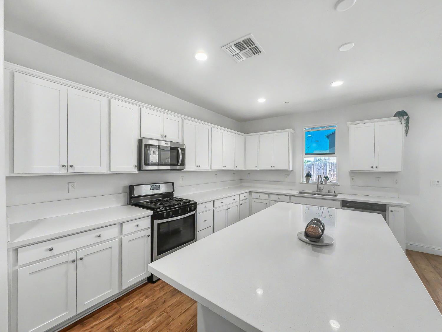 2698 N Arroyo Ave, Fresno, CA 93727