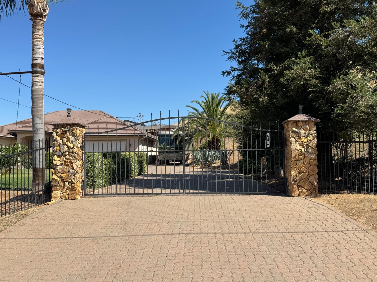 6276 Hilltop Dr, Sanger, CA 93657