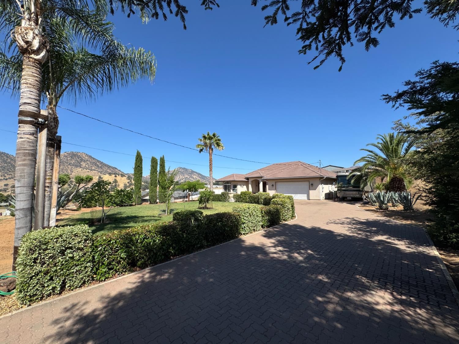 6276 Hilltop Dr, Sanger, CA 93657
