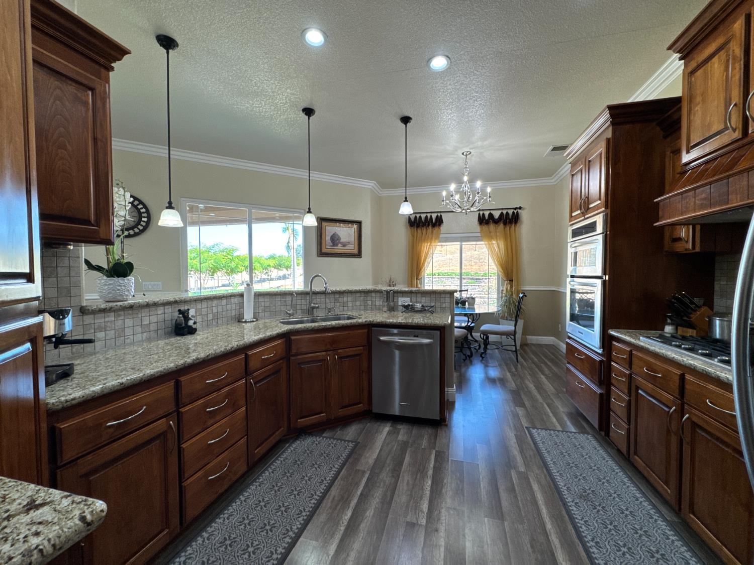6276 Hilltop Dr, Sanger, CA 93657