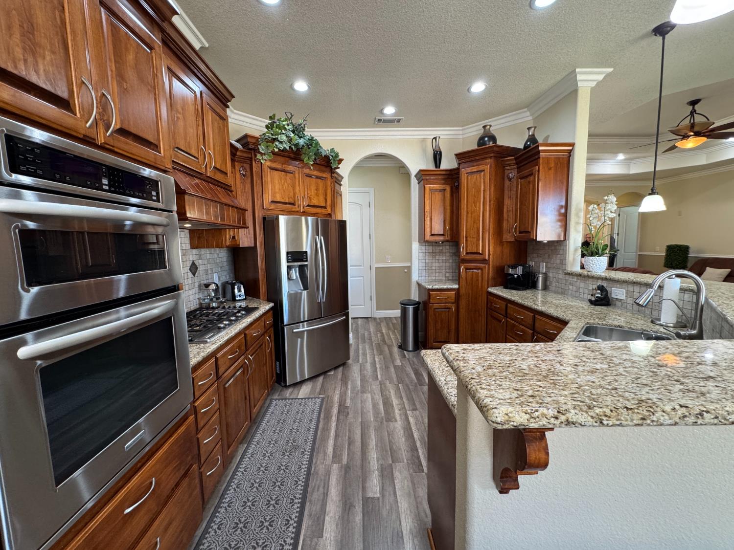 6276 Hilltop Dr, Sanger, CA 93657