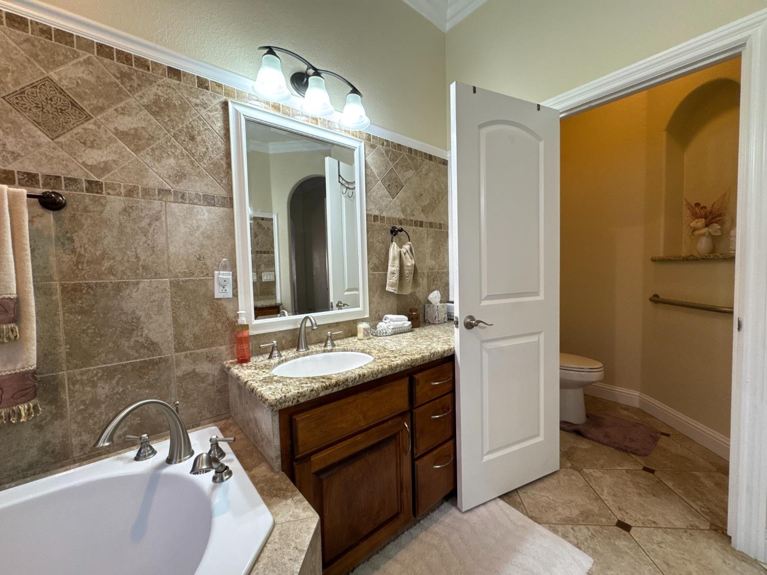 6276 Hilltop Dr, Sanger, CA 93657
