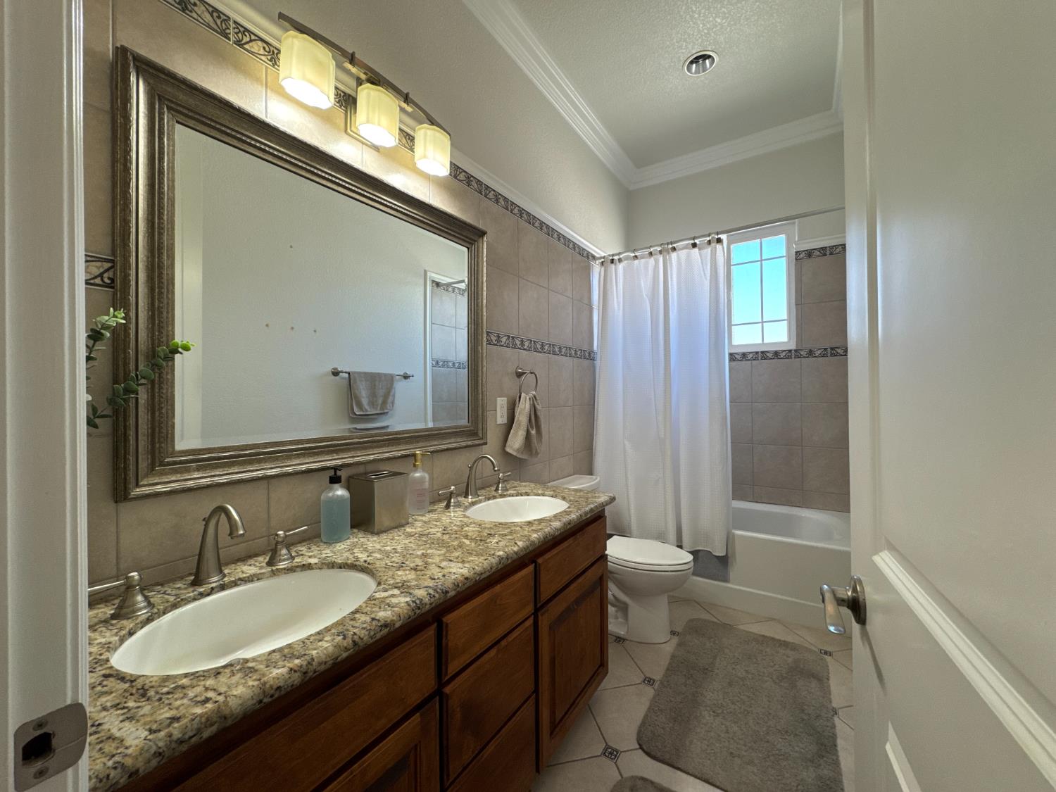6276 Hilltop Dr, Sanger, CA 93657