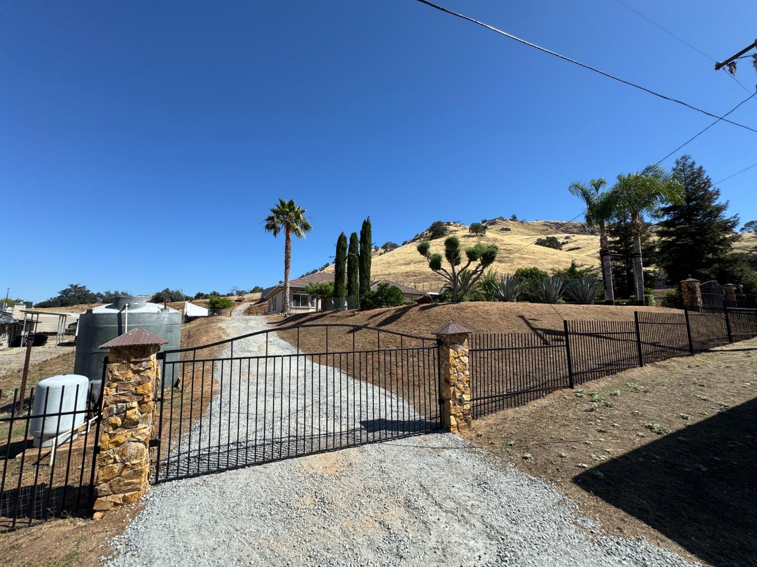 6276 Hilltop Dr, Sanger, CA 93657
