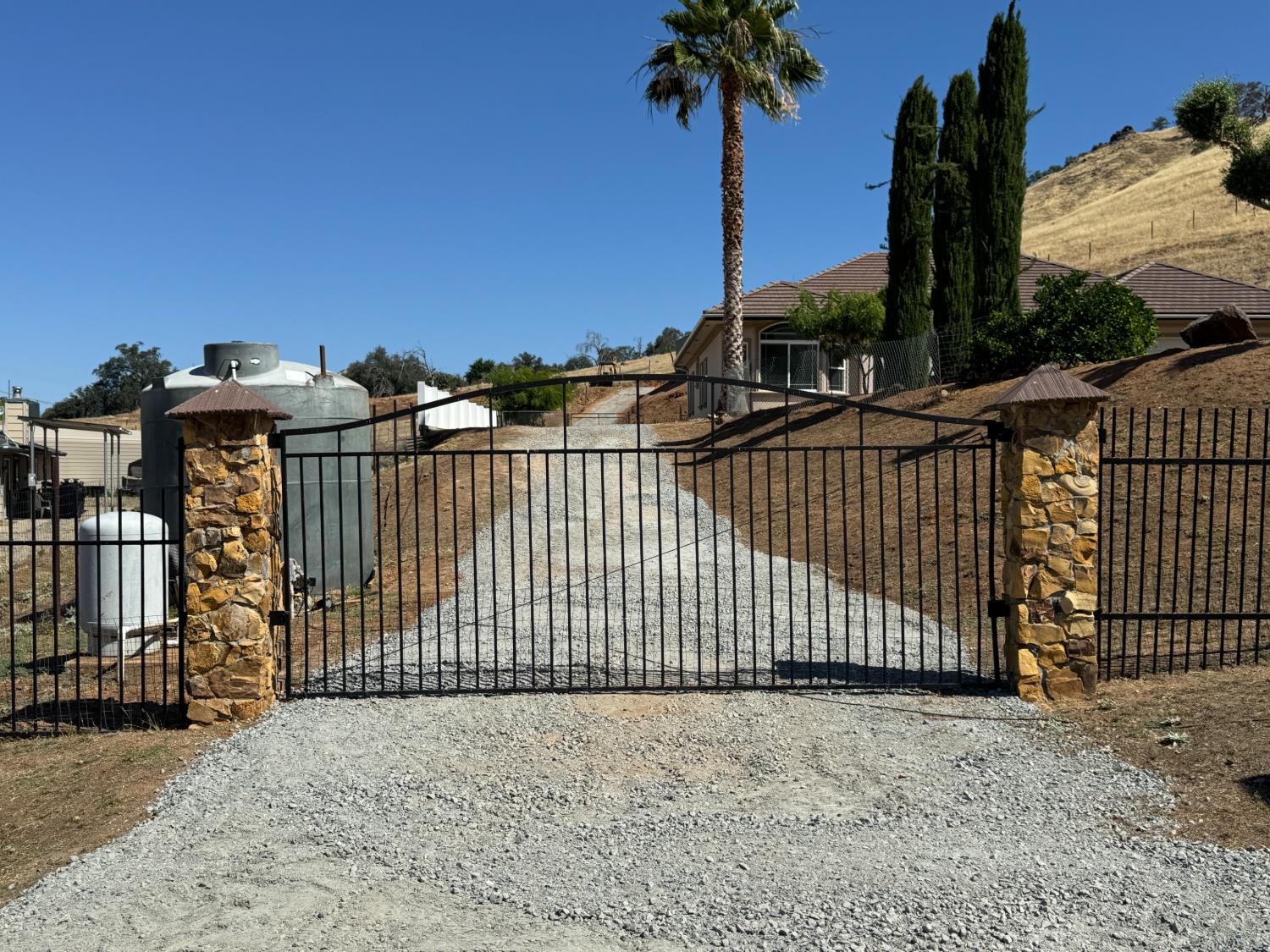 6276 Hilltop Dr, Sanger, CA 93657