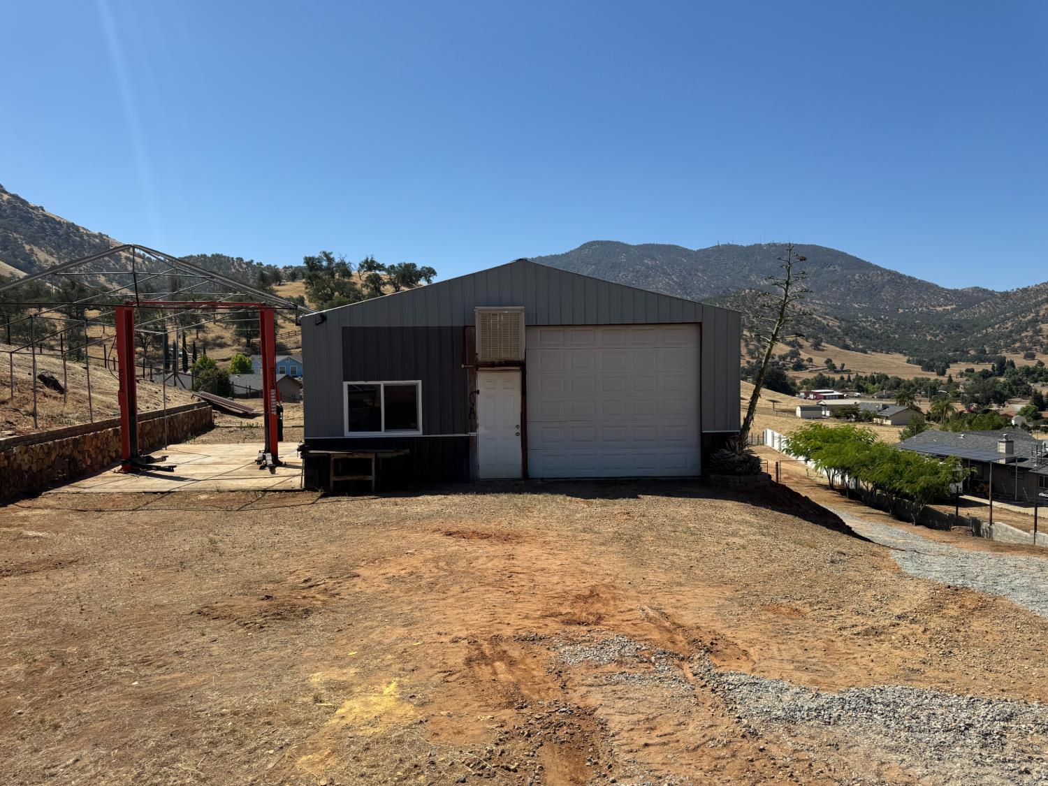 6276 Hilltop Dr, Sanger, CA 93657