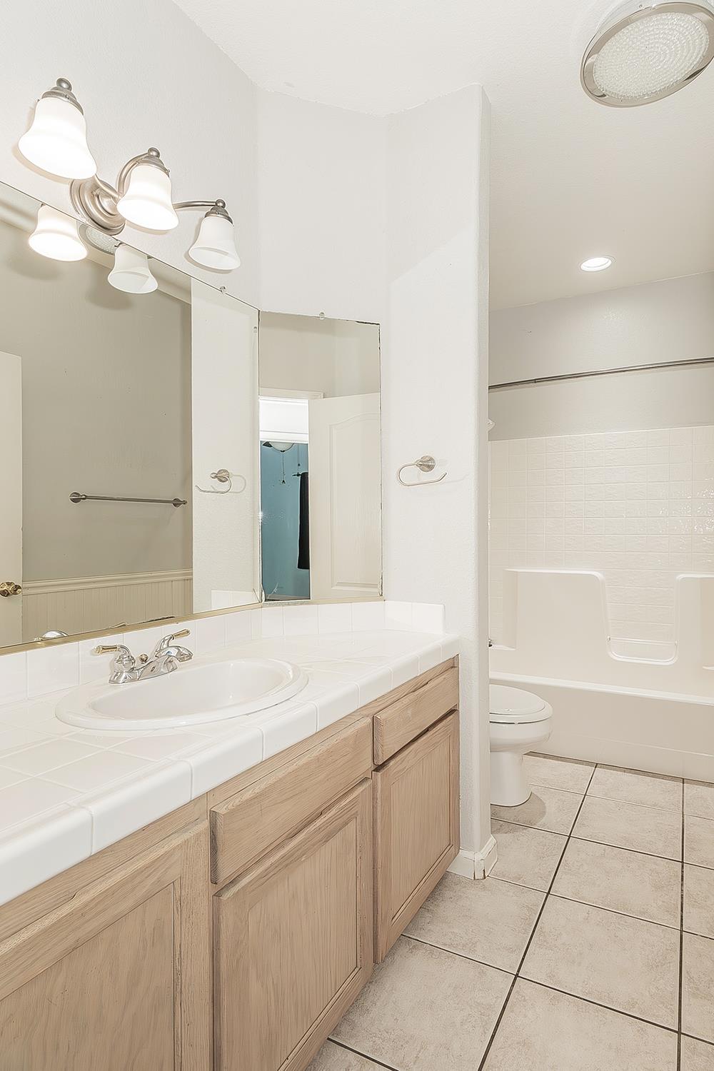 6589 E Michigan Ave, Fresno, CA 93727