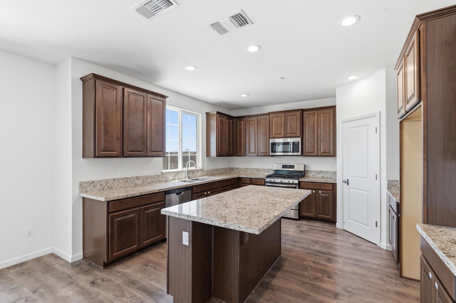 4322 Hillside Rd, Madera, CA 93636
