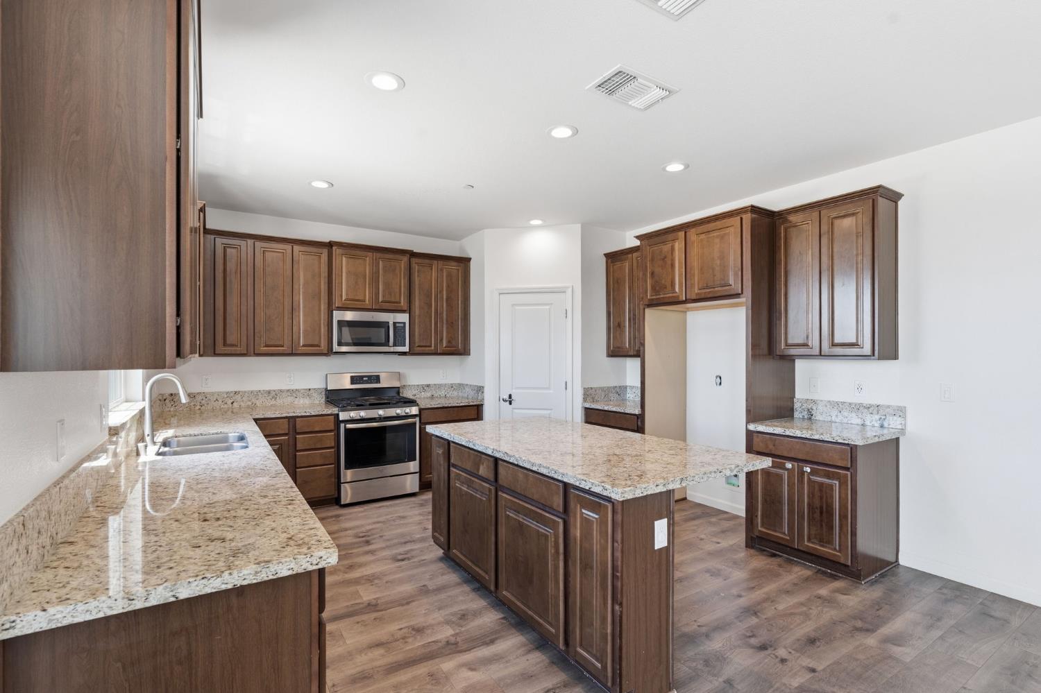 4322 Hillside Rd, Madera, CA 93636