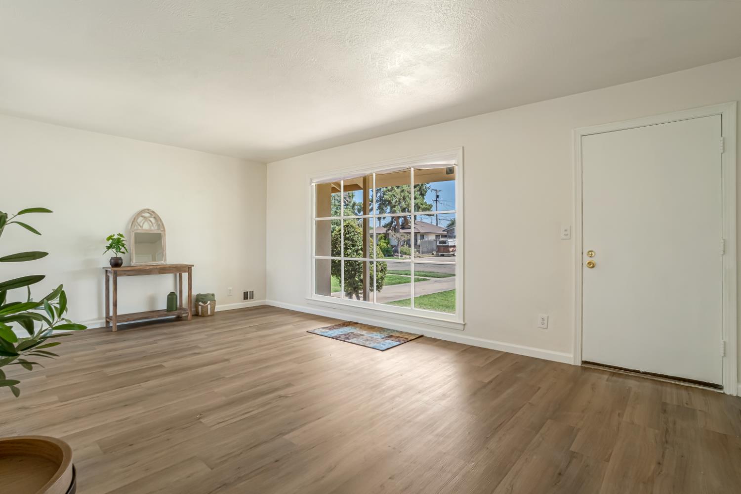 1422 W Flint Way, Fresno, CA 93705