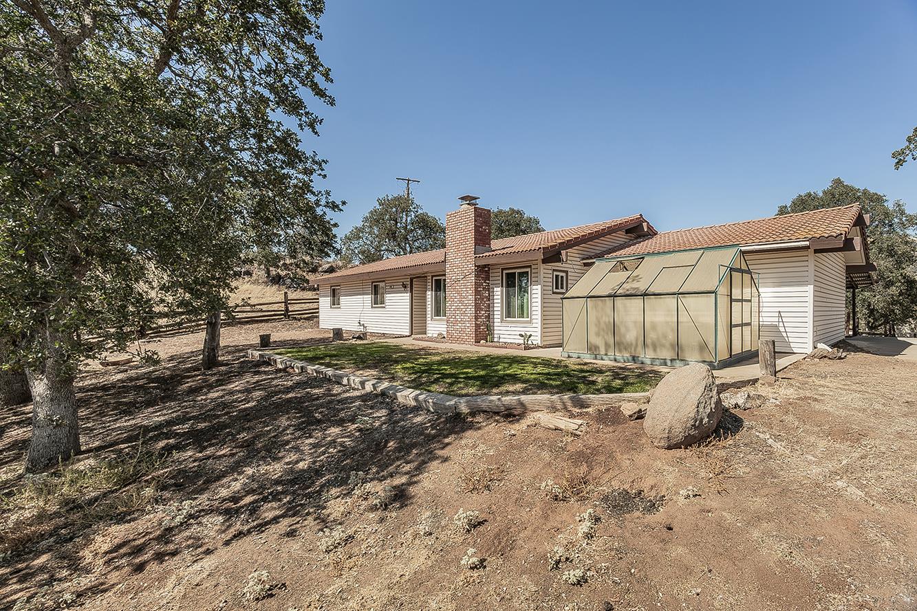 22085 Watts Valley Rd, Sanger, CA 93657
