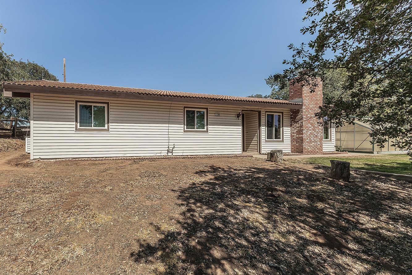 22085 Watts Valley Rd, Sanger, CA 93657