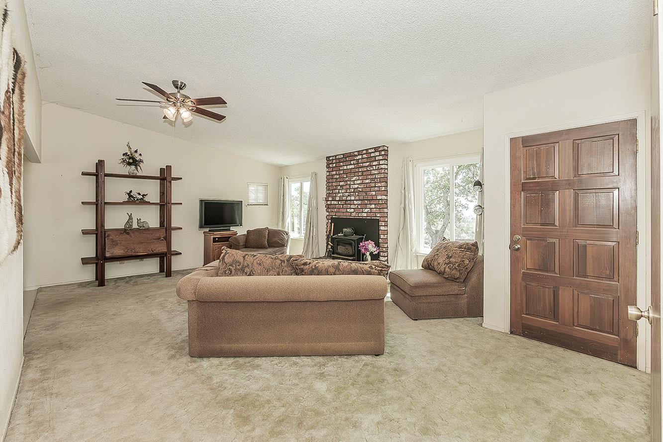 22085 Watts Valley Rd, Sanger, CA 93657