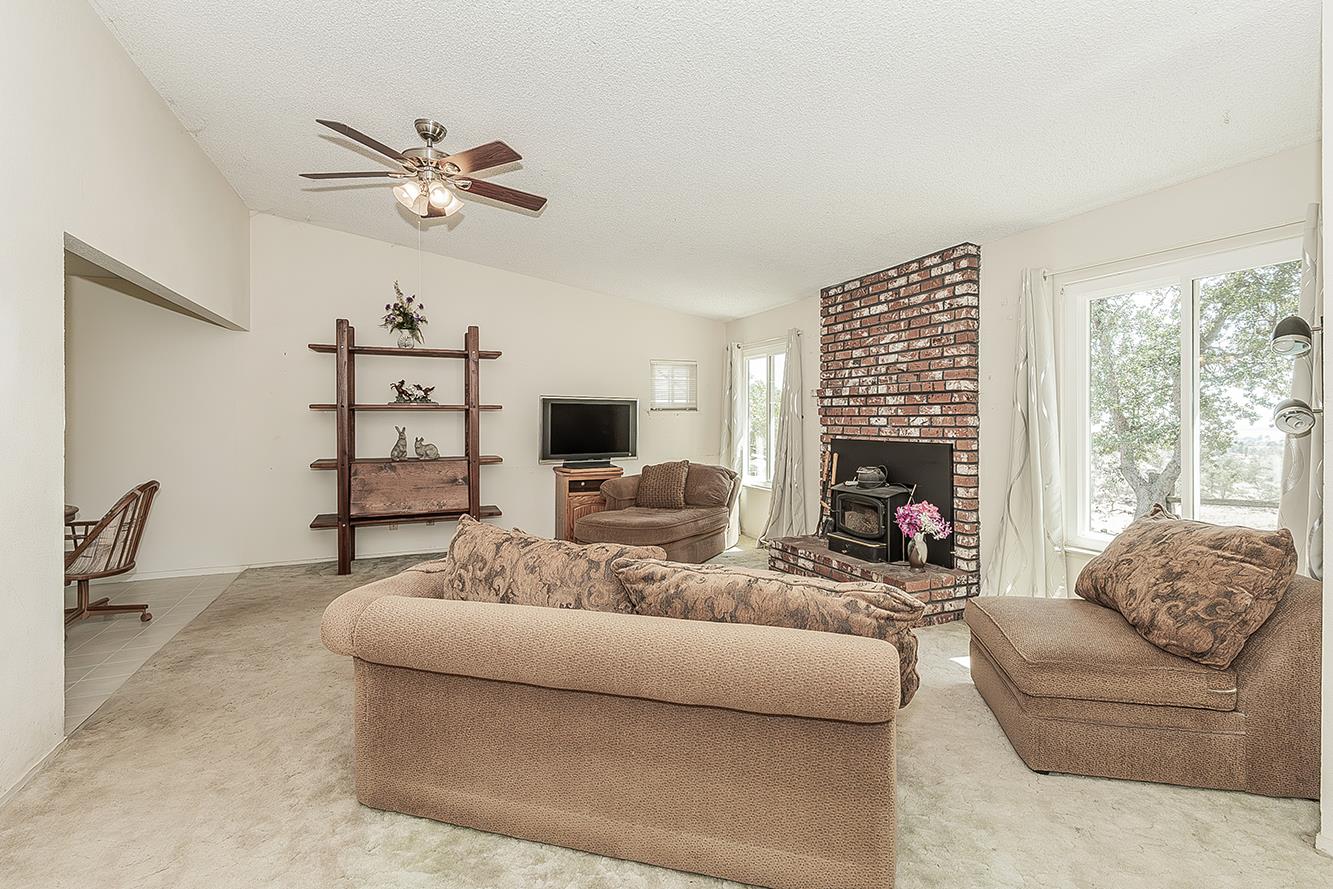 22085 Watts Valley Rd, Sanger, CA 93657