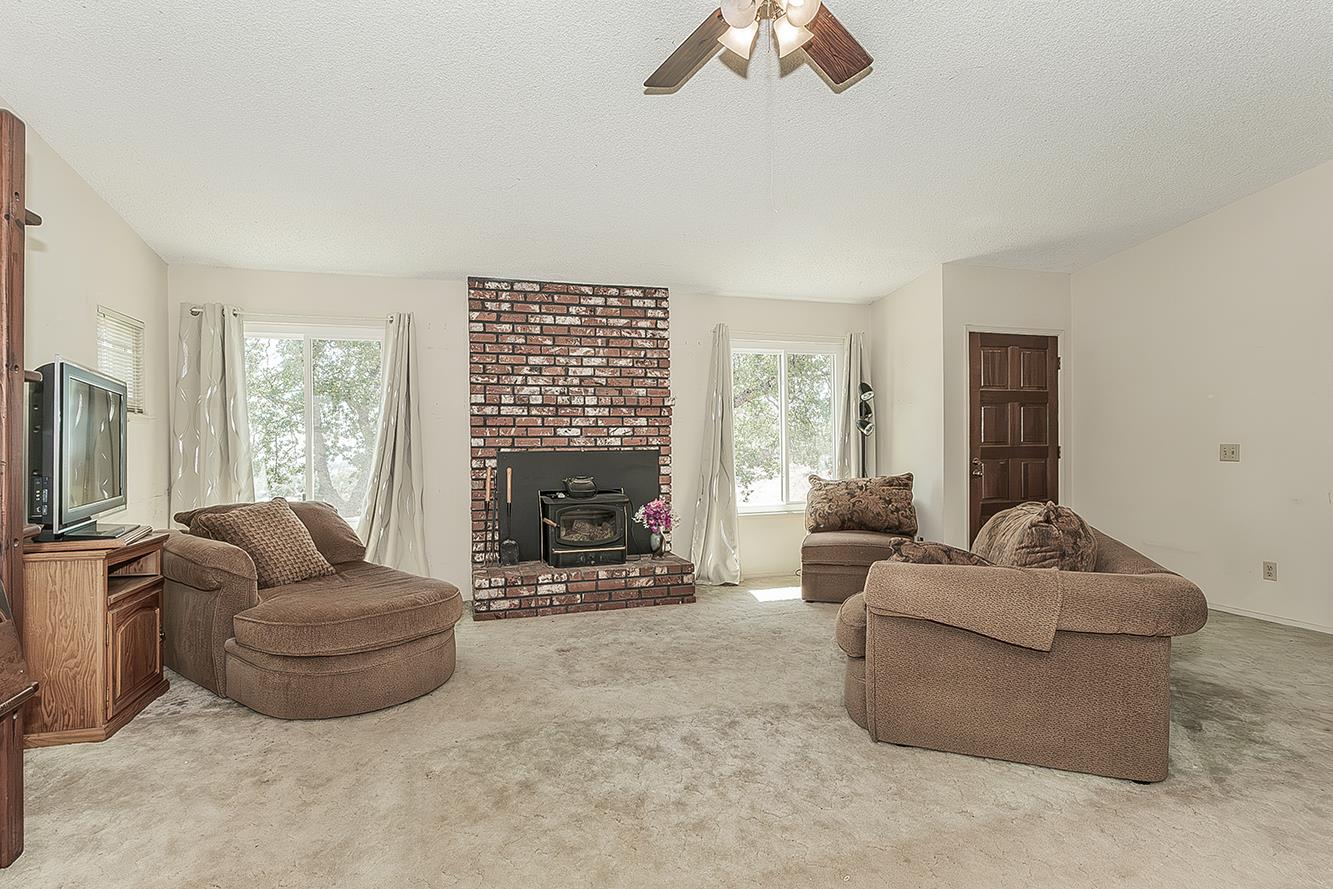 22085 Watts Valley Rd, Sanger, CA 93657