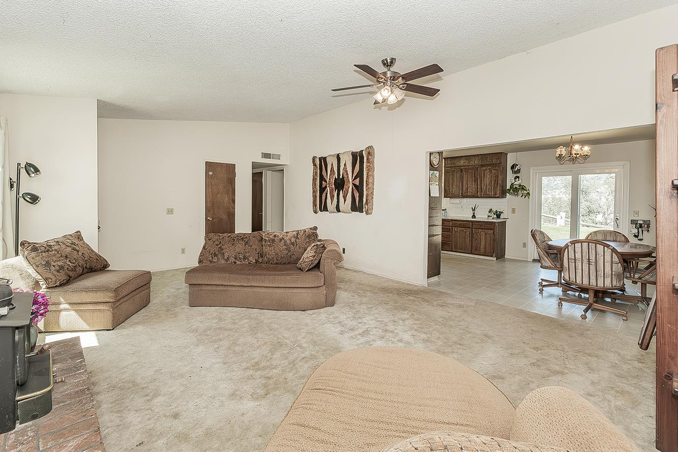 22085 Watts Valley Rd, Sanger, CA 93657