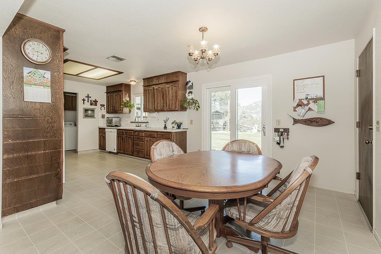 22085 Watts Valley Rd, Sanger, CA 93657