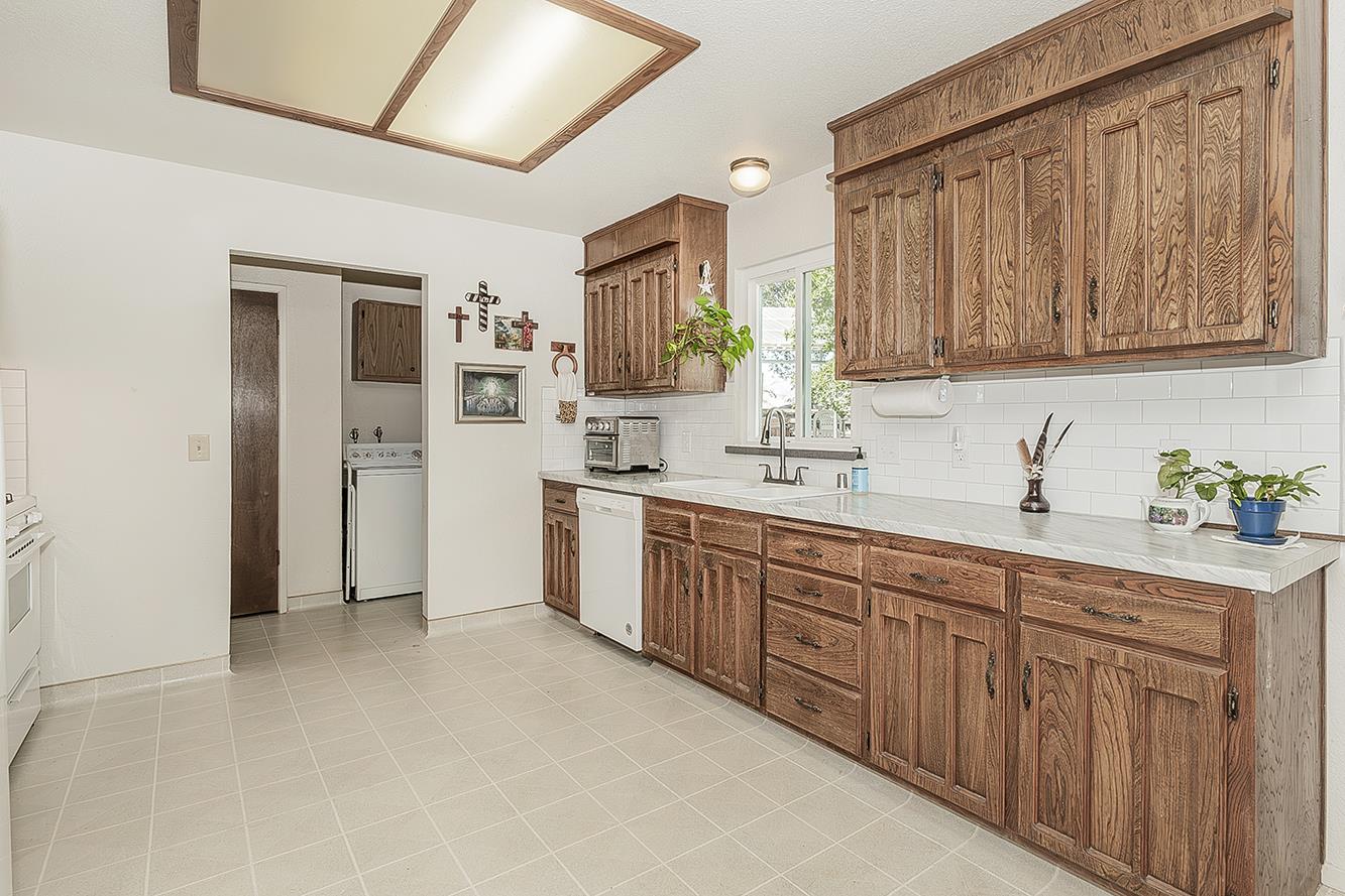 22085 Watts Valley Rd, Sanger, CA 93657