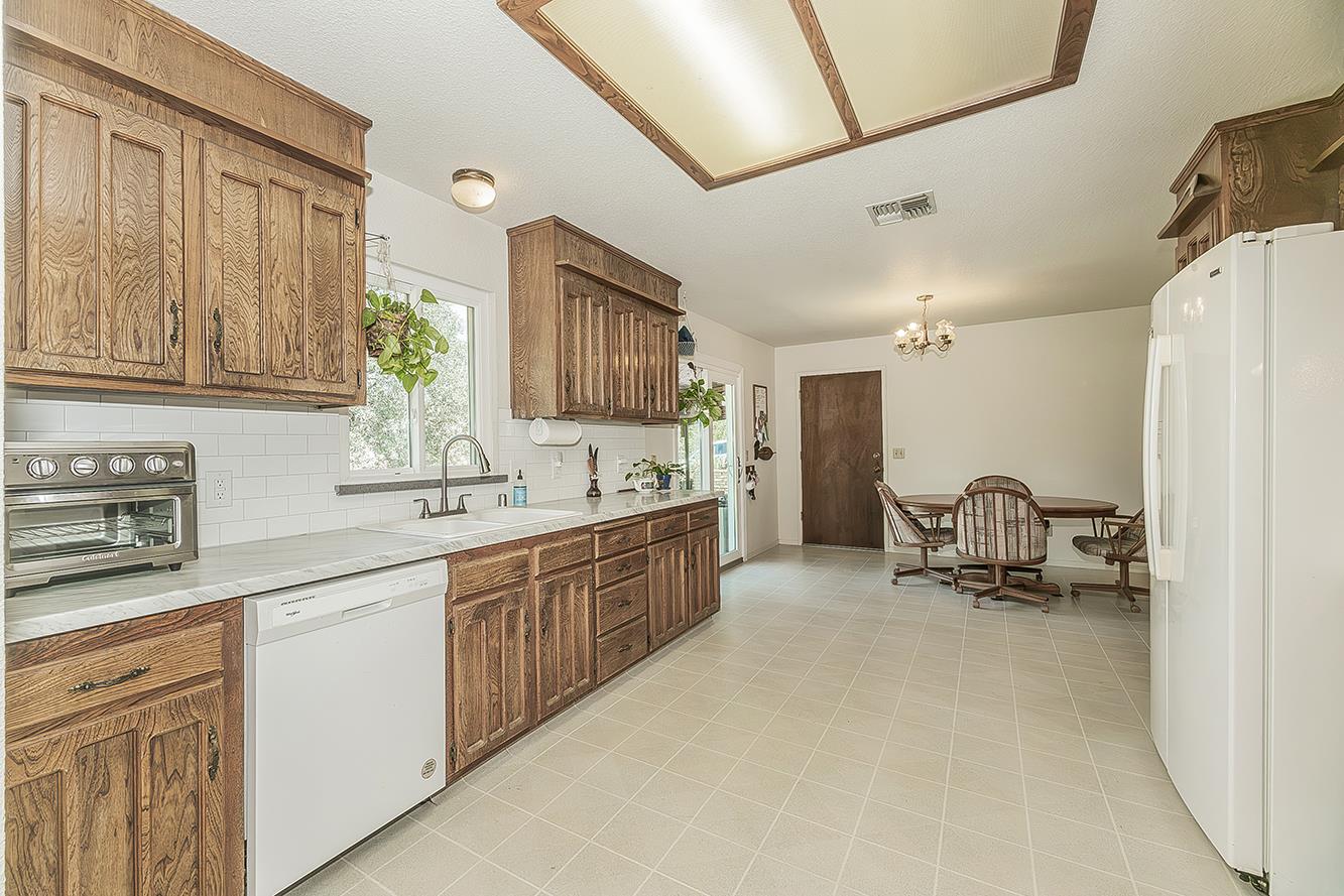 22085 Watts Valley Rd, Sanger, CA 93657