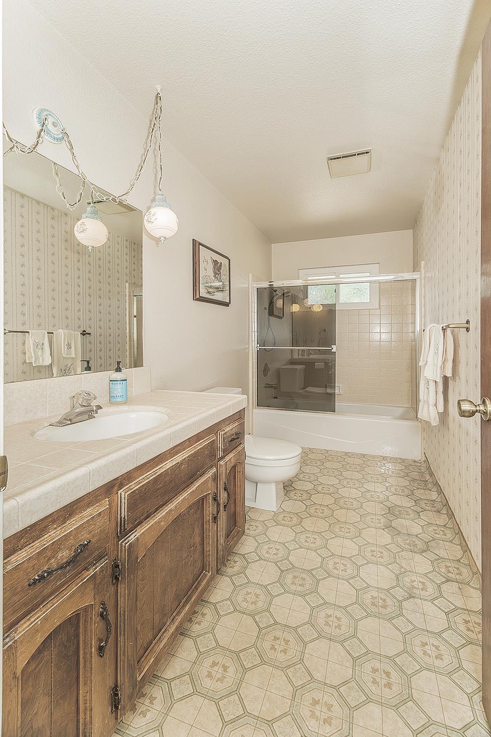 22085 Watts Valley Rd, Sanger, CA 93657