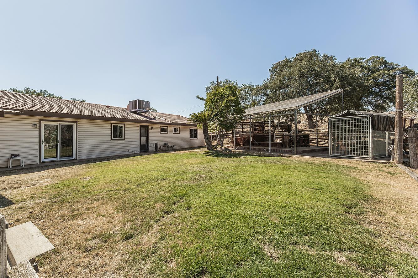 22085 Watts Valley Rd, Sanger, CA 93657