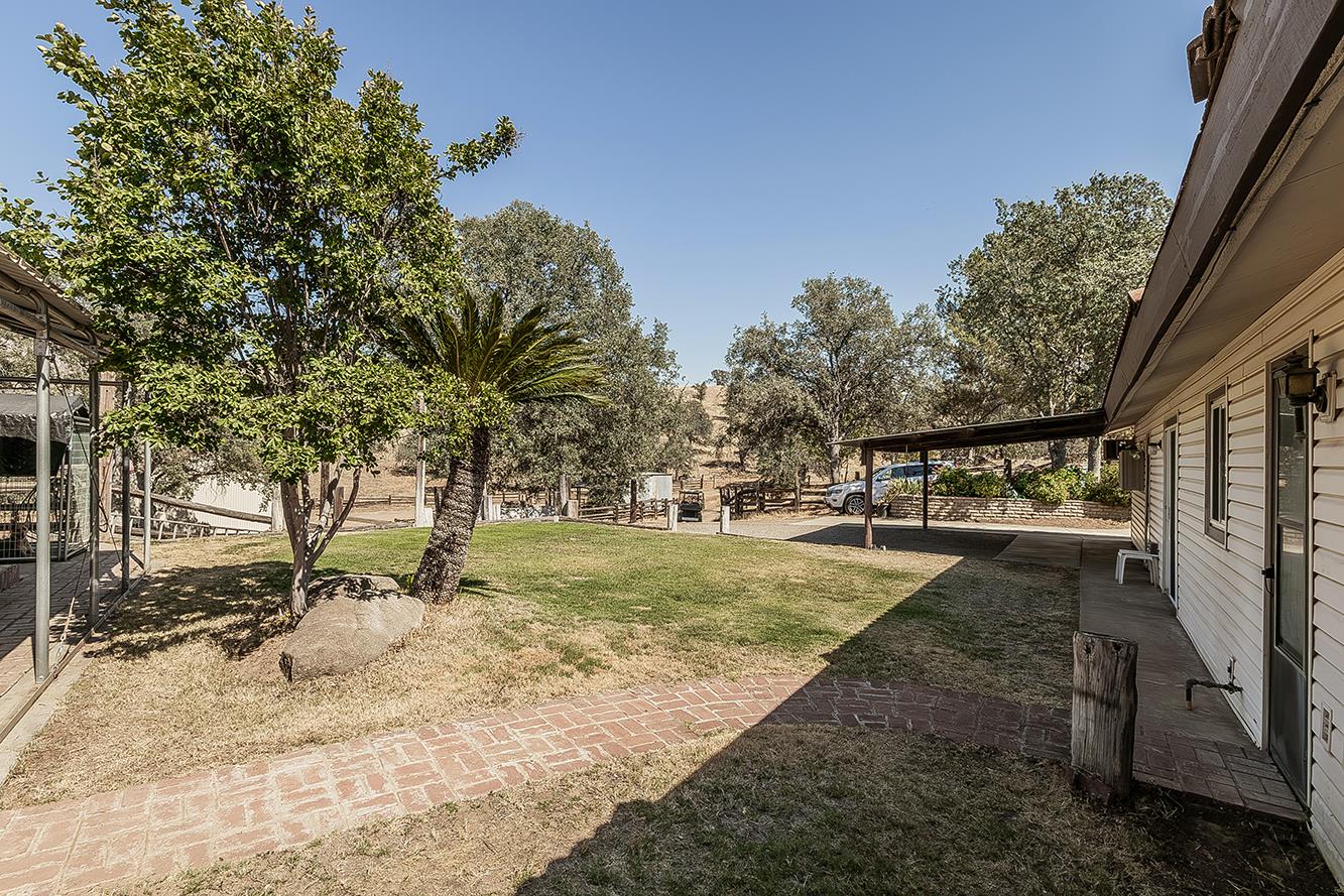 22085 Watts Valley Rd, Sanger, CA 93657