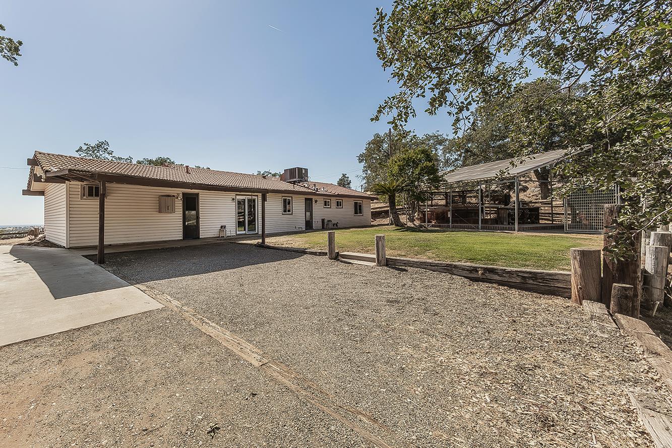 22085 Watts Valley Rd, Sanger, CA 93657