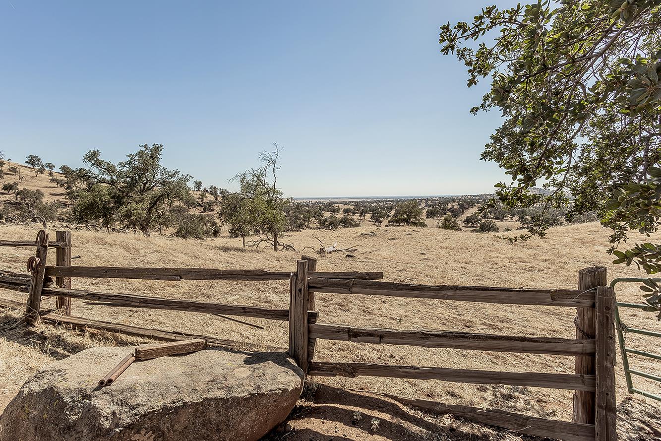 22085 Watts Valley Rd, Sanger, CA 93657