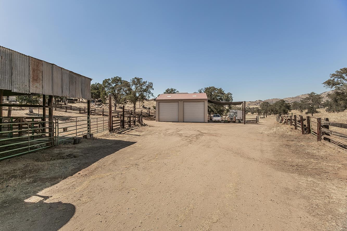22085 Watts Valley Rd, Sanger, CA 93657