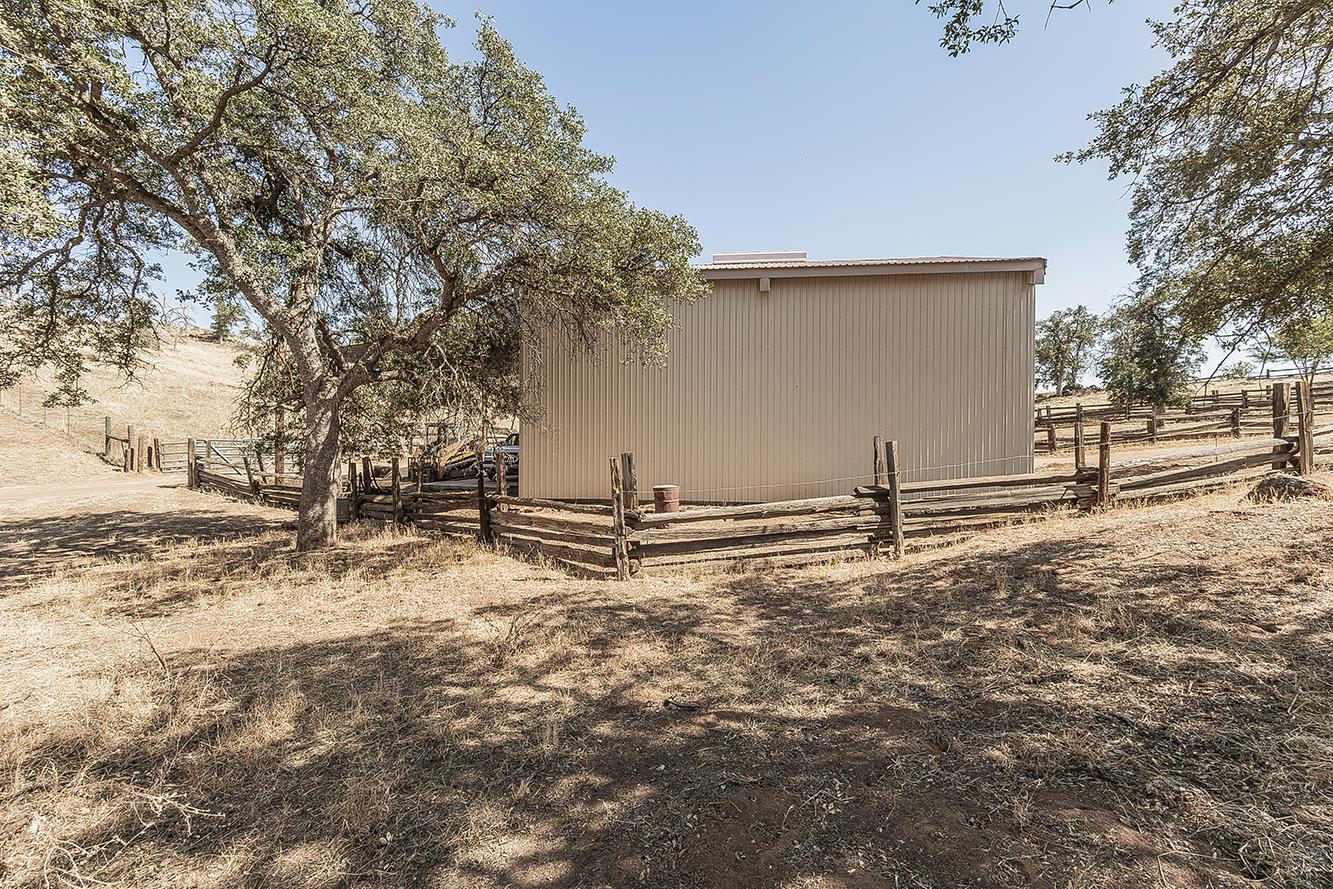22085 Watts Valley Rd, Sanger, CA 93657