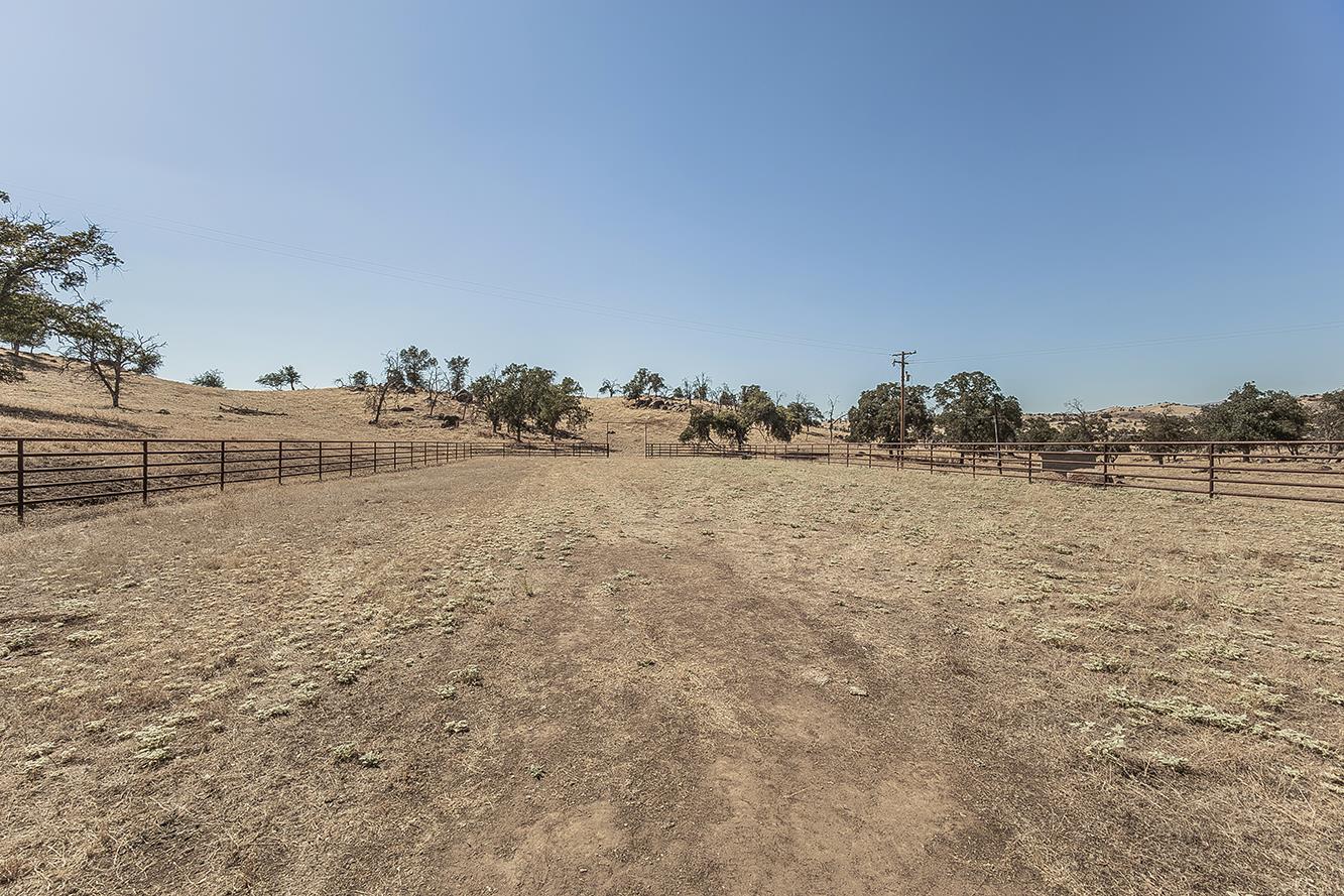 22085 Watts Valley Rd, Sanger, CA 93657